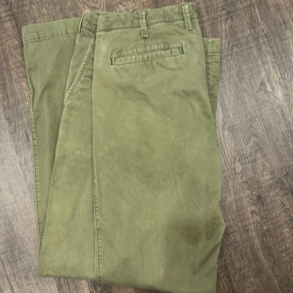 Mens Gap khakis size 36x34. Small tear on left buttock area. - Picture 2 of 4